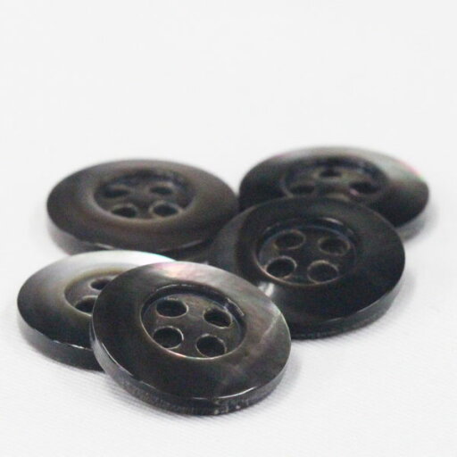 ボタン 貝ボタン シェルボタン 黒蝶貝 11.5mm 1個入 黒蝶貝を使った天然貝釦 四つ穴ボタン 手作り 手芸 釦付け替え に ボタン 貝ボタン シェルボタン 黒蝶貝 11.5mm 1個入 黒蝶貝を使った天然貝釦 四つ穴ボタン 手作り 手芸 釦付け替え に