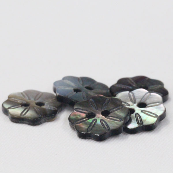 ボタン 貝ボタン シェルボタン 黒蝶貝 11.5mm 1個入 花の形をかたどってレーザー加工でアクセント 二つ穴ボタン 黒蝶貝を使った天然貝釦手作り 手芸 釦付け替え に
