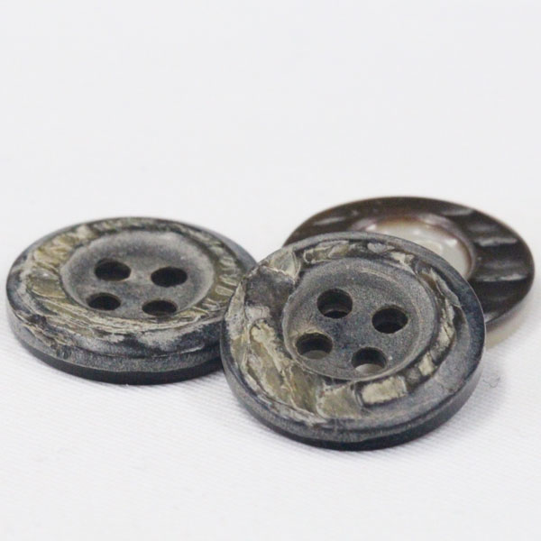 ボタン 貝ボタン シェルボタン 黒蝶貝 18mm 1個入 貝の裏側をつかってデザインしたサイズ豊富な 四つ穴ボタン 黒蝶貝を使った天然貝釦手作り 手芸 釦付け替...
