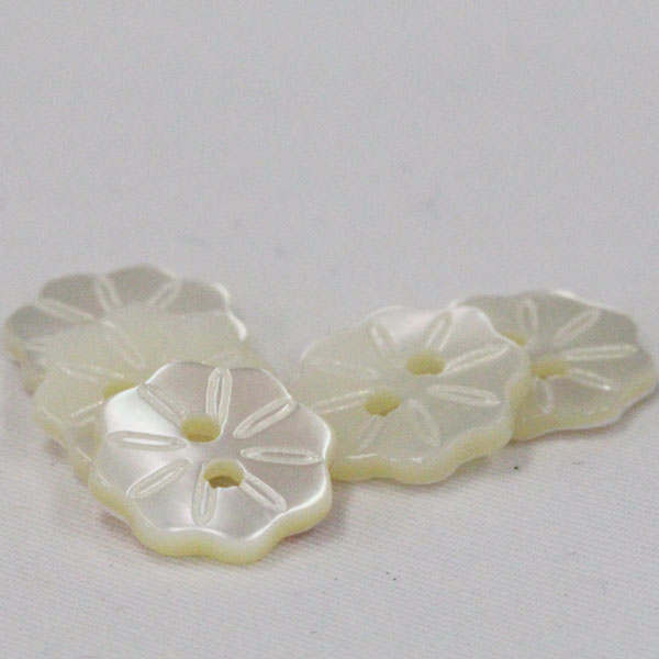 Rakuten - ボタン 貝ボタン シェルボタン 高瀬貝 13mm 1個入 花の形をかたどってレーザー加工でアクセント 二つ穴ボタン 高瀬貝を使った天然貝釦 ハンドメイド 手作り 手芸 釦付け替え に