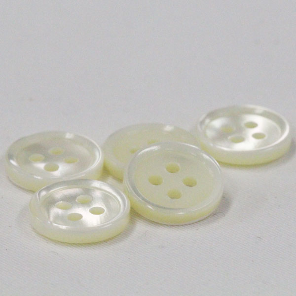 ボタン 貝ボタン シェルボタン 高瀬貝 15mm 1個入 是非大切なシャツ、スーツ、コートにお使いいただきたい厚めの 四つ穴ボタン 高瀬貝を使った天然貝釦 ハン...