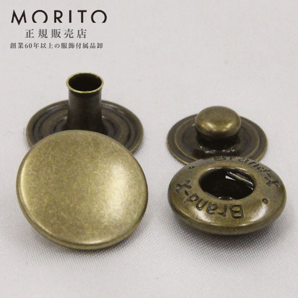 ☆ドットボタン（DotButton)☆ 日本の老舗メーカーの本格的ドットボタン　スナップタイプ　大 スナップタイプのソフトな着脱感ながらの革製品や厚い生地向きドットボタンです 着脱はソフトタッチです、ヨーロッパテイストのアイテムです。 広く一般的にご使用いただけるホックです。 ハンドメイド（手作り、手芸、釦の付け替え）などにいかがでしょうか。 品番等 6BX キャップサイズ 15mm バネサイズ 約13.5mm ゲンコサイズ 約12mm ホソサイズ 約14mm（高さ約7.6mm） 入数 30セット 用途 カジュアルウエアダウンジャケットダウンコートコートスポーツウエアテニス、ゴルフなどのアウター カラー P-ABL(アンティックゴールド) X P-ABL(アンティックゴールド) 素材 MB BRASS 真鍮 日本製 別途打ち台、打ち棒などが必要です。こちらでは簡易的な打ち具の取り扱いがございません。 メーカーが販売している打ち機や専用駒はご用意できます。ご希望の方はお問い合わせください。 ドット打ち加工も承ります。お気軽にお問い合わせください。