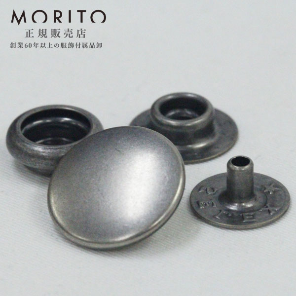 ☆ドットボタン（DotButton)☆ 日本の老舗メーカーの本格的ドットボタン　しっかりした着脱感 機能的にしっかりとした着脱で丈夫で長持ちです。 ハンドメイド（手作り、手芸、釦の付け替え）などにいかがでしょうか。 品番等 7301SELEX キャップサイズ 15mm バネサイズ 約10.6mm ゲンコサイズ 約12.3mm ホソサイズ 約10.7mm（高さ約5mm） 入数 5セット、30セット 用途 防寒ウエアグランドコートジャンパーユニフォームスポーツウエアブラウスヘルメットゴルフバックトラベルバックポーチ カラー P-HBS(シルバー消し) X P-HBS(シルバー消し) 素材 MB BRASS 真鍮 日本製 別途打ち台、打ち棒などが必要です。こちらでは簡易的な打ち具の取り扱いがございません。 メーカーが販売している打ち機や専用駒はご用意できます。ご希望の方はお問い合わせください。 ドット打ち加工も承ります。お気軽にお問い合わせください。 【こちらで簡易打ち具つきドットボタンをお選びいただけます】 &nbsp;