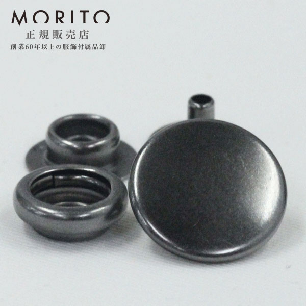 ☆ドットボタン（DotButton)☆ 日本の老舗メーカーの本格的ソフトタイプの小さなドットボタン 機能的にしっかりとした着脱で丈夫で長持ちです。 ハンドメイド（手作り、手芸、釦の付け替え）などにいかがでしょうか。 品番等 7401SOFTSELEX キャップサイズ 13mm バネサイズ 約9.4mm ゲンコサイズ 約9.5mm ホソサイズ 約9.0mm（高さ約4.5mm） 入数 5セット 用途 防寒ウエアグランドコートジャンパーユニフォームスポーツウエアブラウスヘルメットゴルフバックトラベルバックポーチ カラー P-HBK(ブラックニッケル）XP-HBK(ブラックニッケル) 素材 MB BRASS 真鍮 日本製 別途打ち台、打ち棒などが必要です。こちらでは簡易的な打ち具の取り扱いがございません。 メーカーが販売している打ち機や専用駒はご用意できます。ご希望の方はお問い合わせください。 ドット打ち加工も承ります。お気軽にお問い合わせください。