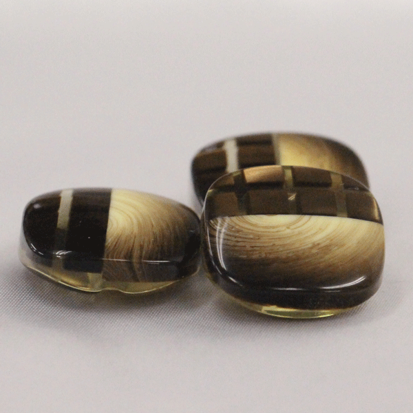昔のボタン 18mm ブラウン 透かし柄 四角ボタン 裏トンネル穴 昭和30年代からの専門店用の高級ボタン 量産にはない個性、趣きが特徴です
