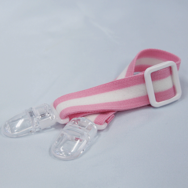 assure(アシュレ)のベビー用マルチクリップ ピンク 20mm巾（長さ約22cm-約32cm）使い方いろいろ長さ調整ができる片手で開閉可能な便利なクリップ｜アングル3