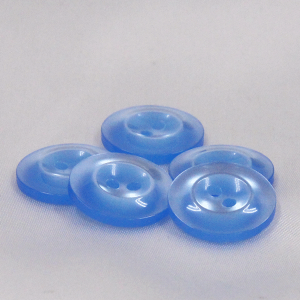 ボタン プラスチックボタン 51/水色 サックス 10個入 15mm 18mm 21mm 制服やスモッグなどによく採用されるボタン