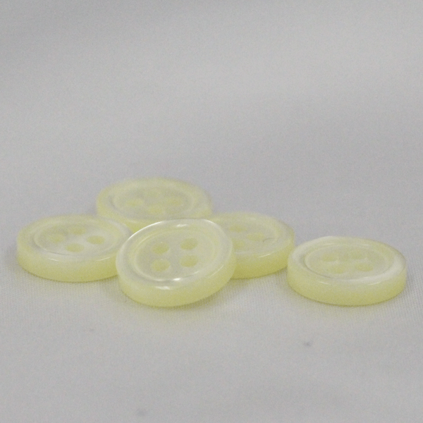 お徳用 業務用 ボタン シャツボタン 13mm オフ 100個入 表四つ穴 割れ 欠けに強いプラスチック シャツ ブラウス向 薬品 熱 圧力 衝撃 引っ張りに強い安心性能のボタン 手芸 通販