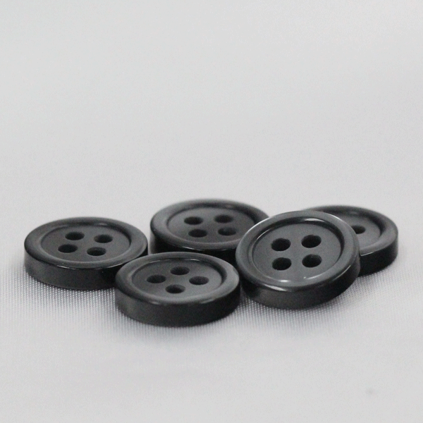 ボタン シャツボタン 10mm 黒 10個入 表四つ穴 割れ 欠けに強いプラスチック シャツ ブラウス向 薬品 熱 圧力 衝撃 引っ張りに強い安心性能のボタン 手芸 通販