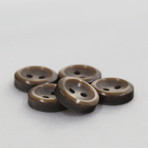 ボタン シャツボタン 9mm 茶 10個入 表二つ穴 割れ 欠けに強いプラスチック シャツ ブラウス向 薬品 熱..