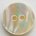 ☆ 染色できる貝ボタン ☆ Shell Button天然貝に合成樹脂塗料でコーティングした染色できる貝ボタンです ハンドメイド（手作り 手芸 釦の付け替え）などにいかがでしょうか サイズ 18mm入数 1個カラー 釦穴形状 表二つ穴素材 天然貝染色 可日本製 天然素材のため 色・光沢のバラつきが多少ある場合がございます その違いを”個性”として気に入っていただけましたら幸いです メール便発送 可 （配達日時指定不可） 発送までの目安日数 2営業日 この商品はメーカー取り寄せ品です 通常14時までのご注文(ご入金)分につきましては 翌々営業日までに発送させていただきます 土 日 祝日はお休みをいただきます 予めご了承をいただけますようお願いいたします メーカーは十分在庫を持っておりますが 万一欠品等により発送が遅れる場合はわかり次第ご連絡を差し上げます