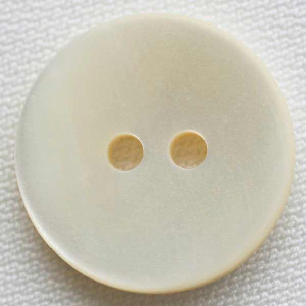 ☆ 染色できる貝ボタン ☆ Shell Button天然貝に合成樹脂塗料でコーティングした染色できる貝ボタンです ハンドメイド（手作り 手芸 釦の付け替え）などにいかがでしょうか サイズ 20mm入数 1個カラー 高瀬（マット・つや消し）釦穴形状 表二つ穴素材 高瀬貝染色 可日本製 天然素材のため 色・光沢のバラつきが多少ある場合がございます その違いを”個性”として気に入っていただけましたら幸いです この商品は2〜3日後の発送となります 予めご了承いただけますようお願いいたします