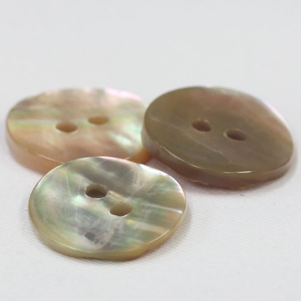 ボタン 貝ボタン シェルボタン 天然貝 アワビ貝 23mm 1個入 天然貝を削ったり磨いたり漂白 スモークしたりして作ったボタン手作り 手芸 釦付け替え に