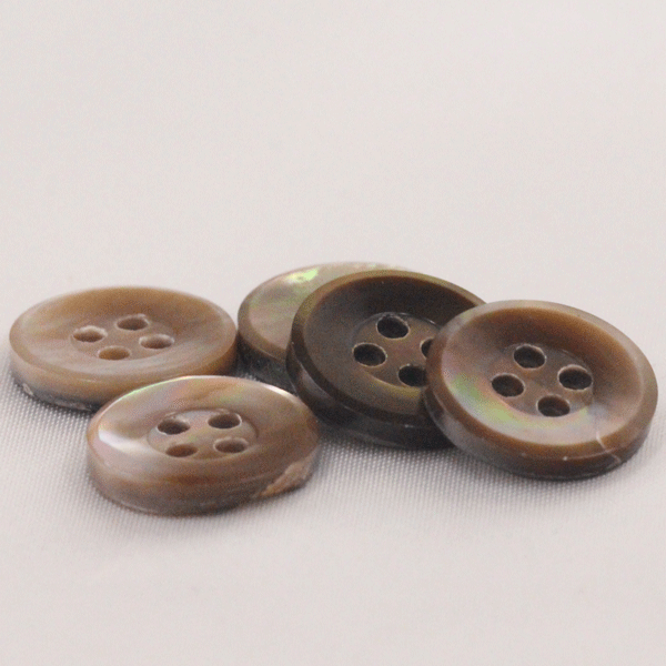 ボタン 貝ボタン シェルボタン 茶蝶貝 13mm 1個入 シャツからスーツまでオールマイティの 四つ穴ボタン 茶蝶貝を使った天然貝釦 手作り 手芸 釦付け替え ...