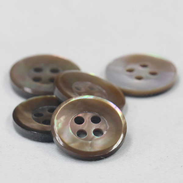Button - ボタン 貝ボタン シェルボタン 茶蝶貝 天然貝 10mm 1個入 エッジをカットした高級タイプ シャツからスーツまでオールマイティの 四つ穴ボタン 茶蝶貝を使った天然貝釦 手作り 手芸 釦付け替え に