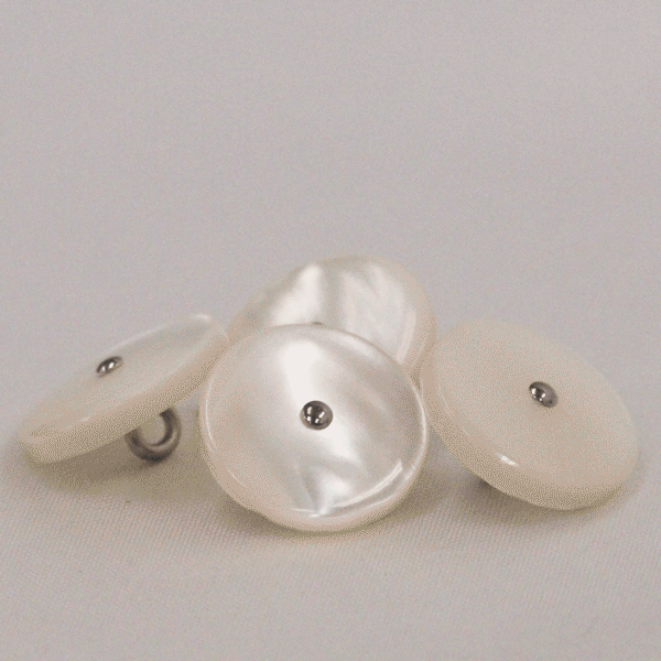 Button - ボタン 貝ボタン シェルボタン 高瀬貝 13mm 裏足つき 1個入 高瀬貝を使った天然貝釦 シャツやブラウスはもちろん ワンポイントやアクセサリーにもお勧め 手作り 手芸 釦付け替え に