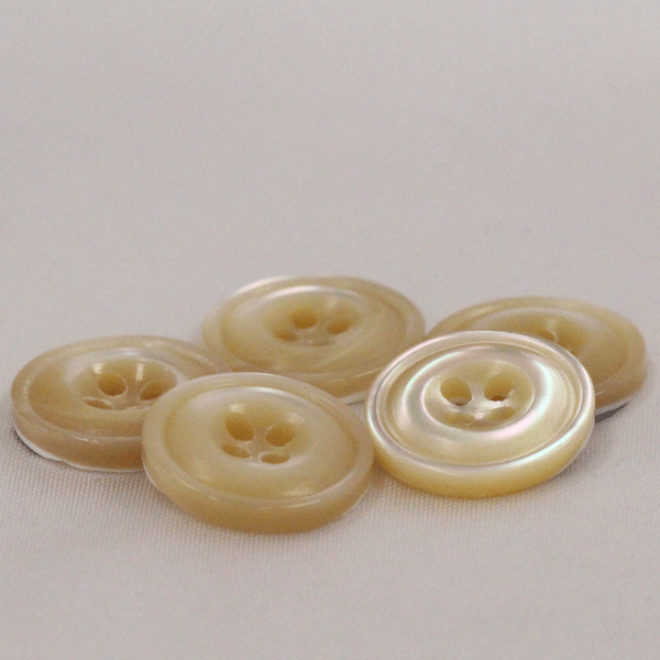 Shell Button - ボタン 貝ボタン シェルボタン 高瀬貝 生成 11.5mm 表四つ穴 1個入 シャツやブラウスからジャケットスーツまで 天然貝釦 手作り 手芸 釦付け替え に