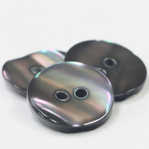 ☆ 貝ボタン ☆ Shell Buttonより天然の風合いを維持させるために裏皮を残した状態で艶加工 漂白加工 スモーク加工を行いました そのため裏皮が若干もろくなり剥がれる場合がございます 天然素材のため 色・光沢のバラつきが多少ある場合...