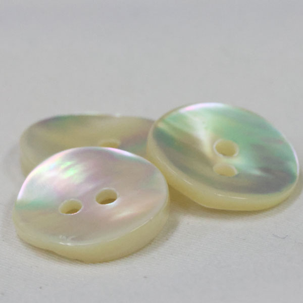 ボタン 貝ボタン シェルボタン 表二つ穴 1個入 11.5mm 13mm 15mm 18mm 20mm 23mm 25mm 天然貝 高瀬貝 個性豊かな貝ボタン サイズ豊富 天然素材 より天然の風合いを維持させるために裏皮を残した状態で加工行いました ハンドメイド 手作り 手芸 釦付け替え に