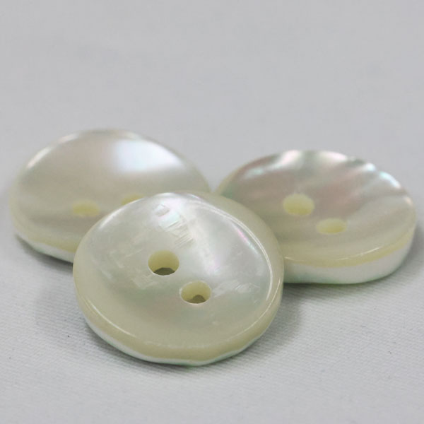ボタン 貝ボタン シェルボタン 天然貝 高瀬貝 18mm 1個入 個性豊かな貝ボタン より貝の風合いを生かして作りました バックのワンポイント アクセサリーにも...