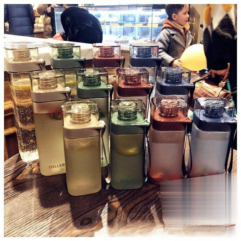 水筒 おしゃれ ins風 直飲み ジム 通勤 ランニング 体操 ヨガ 大容量 透明 夏用 軽い 便利 プラスチック トレーニング ボトル 運動水筒 スポーツ ボトル コップのサムネイル