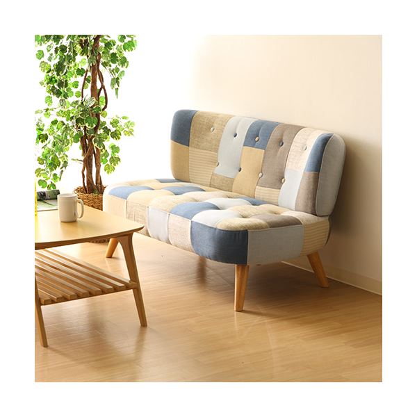 【P7倍！水曜定休Pアップ12/4 朝10時まで】 ソファー 幅123cm 2人掛け ブルー 木製 脚付き ファブリック生地 デイジーパッチワーク ローソファー リビング ダイニング