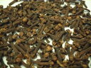 内容量 : 1kg 原産国 : マダガスカル　 (学名) Eugenia aromatica (英名) Clove (和名) チョウジノキ　 (利用部) 乾燥花蕾　 《特徴》 クローブ(丁子)は、チョウジノキのつぼみを乾燥させたもので、中国では早くも紀元前266年には使われていた記録があります。 アジア料理特有 の強い清涼な芳香と、ぴりっとする味があります。 クローブの精油は高濃度のフェノール(84〜95％)を含むため強い消毒作用があります。 お料理やチャイ、お菓子の隠し味に。 賞味期限 : 発送日から1年以上 輸入者 : 日本緑茶センター 販売者 : 株式会社養生庵