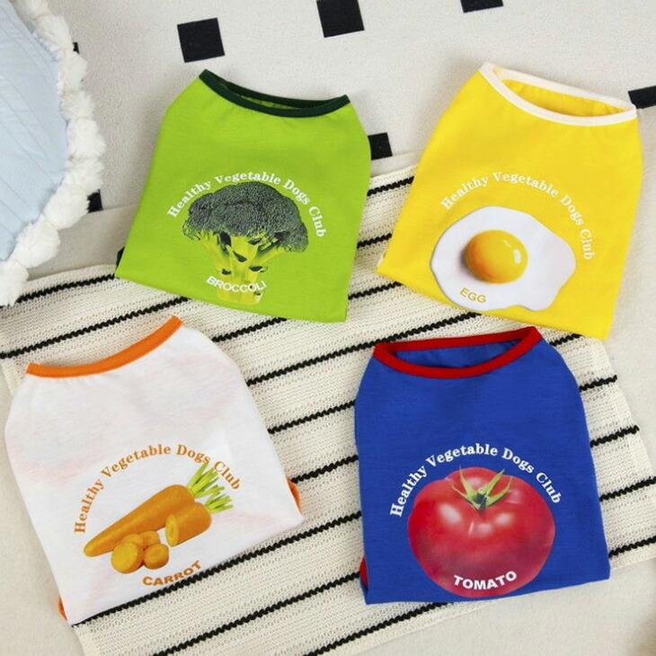 商品紹介カラフルで可愛いイラスト入りのペット用タンクトップです。トマト、ブロッコリー、ニンジン、目玉焼きのデザインがとってもユニークで、愛犬の個性を引き立てます。軽量で通気性が良く、暑い季節のお散歩や室内着としても快適。おしゃれでありながら機能性も兼ね備えた一枚です。小型犬から中型犬まで幅広いサイズ展開で、どんなワンちゃんにもピッタリ合います。愛犬と一緒に鮮やかなカラーを楽しみながら毎日のお散歩をもっと楽しくしましょう。スペック【サイズ】XS：バスト32cm 着丈20cm 首周り23cmS：バスト37cm 着丈25cm 首周り26cmM：バスト42cm 着丈30cm 首周り29cmL：バスト47cm 着丈35cm 首周り32cmXL：バスト52cm 着丈40cm 首周り35cm測定誤差は1〜5cm程度ございます。ワンちゃんの体形に合わせてお選びください。【カラー】イエロー（目玉焼きデザイン）ブルー（トマトデザイン）グリーン（ブロッコリーデザイン）ホワイト（ニンジンデザイン）全4色からお好みのカラーをお選びいただけます。【素材】柔らかく通気性の良いコットン素材を使用。ワンちゃんのデリケートな肌にも優しく、お散歩時の蒸れやすい夏場も快適です。【仕様】タンクトップタイプで着脱簡単。袖ぐりと裾の縁取りがアクセントになっています。背中に大きくプリントされた野菜や食材のイラストがキュートなデザインポイント。【備考】洗濯機での丸洗いが可能でお手入れも簡単です。普段使いからお出かけ用まで幅広く活躍。誕生日や記念日のギフトにもおすすめです。注意事項輸入時期や製造ロットにより、同じ柄でも色味やサイズに違いが生じる場合がございます。モニターや撮影環境により、実際の商品の色と若干異なる場合がございます。海外製品につき、品より縫製が甘い、若干の汚れ等ある場合がございます。ご注文後、在庫切れや入荷遅延が生じることがございますので、余裕をもってご注文ください。使用時の破損や事故等につきましては責任を負いかねます。輸入品の為、輸送の際に生じるキズ汚れ箱潰れがある場合がございますが新品です。サイズ重量は、多少の誤差が生じる場合がございます。あくまで画像はイメージですので、商品改良の為パッケージや一部仕様が少し変更になる場合もございます。お使いのブラウザや設定により、画像と実際の商品との若干の色の違いが生じる場合がございます。海外製品につき、糸のほつれゆがみ縫製の甘さ等がございます。ご理解の上、ご購入をお願いいたします。犬服 ドッグウェア ペット服 小型犬 春夏 夏服 夏用 クール 暑さ対策 涼しい タンクトップ 野菜柄 トマト ブロッコリー ニンジン 卵 かわいい おしゃれ カジュアル 部屋着 室内着 犬用タンクトップ 犬の服 コットン 綿 衣装 プレゼント ギフト ペット用品 散歩着 紫外線対策 犬のおしゃれ 犬の服小型犬 犬トップス 犬のタンクトップ 涼感素材 通気性抜群 子犬服 夏の服 熱中症対策 夏用ペット服 夏ファッション ペット夏服 犬服春夏 夏用タンクトップ おすすめ 夏新作 ペットウェア 犬洋服 涼感ウェア