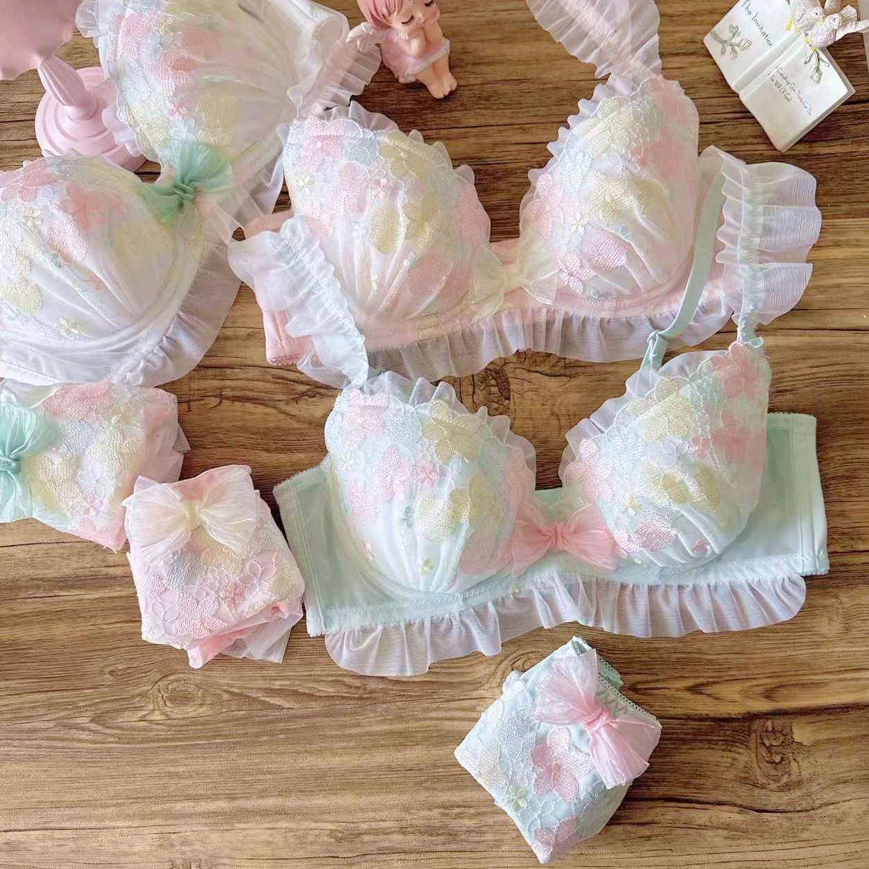 商品詳細 商品名 ブラジャー ショーツ セット 商品仕様 ストラップ取り外し可/カップ/ワイヤー付き//伸縮性あり/ショーツフルバック/3×3ホック。素　材　ポリビニール、綿、その他 キーワード ブラジャーショーツ セット レディース 肌着 刺繍 パット付 パッド 通気性 中学生 高校生 下着 可愛い レディース インナー プレゼント 大人女性※染色の際の匂いが残っている場合もございます。一度手洗い洗濯してからご使用下さい。