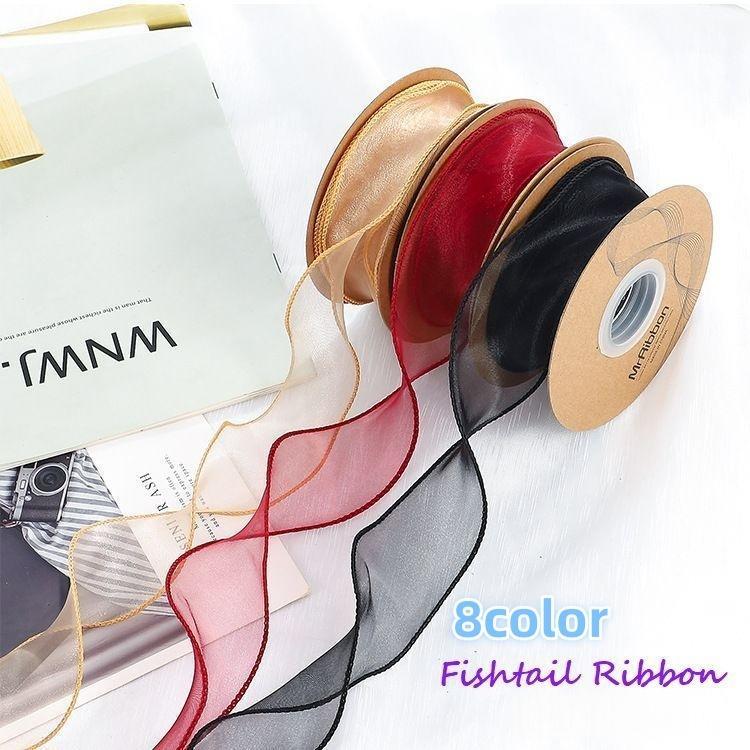 4cm幅のフィッシュテールリボンです。長さは約9mです。プレゼントなどのラッピングや、手芸などの材料にも◎4cm×約18mのリボンも販売しております。【カラーについて】生産ロットにより柄の出方や色の濃淡が異なる場合がございます。お使いのモニターや撮影時の光の加減などにより画像と実際の商品のカラーが異なる場合もございます。予告なしにカラーやデザインなどの変更がある場合もございます。