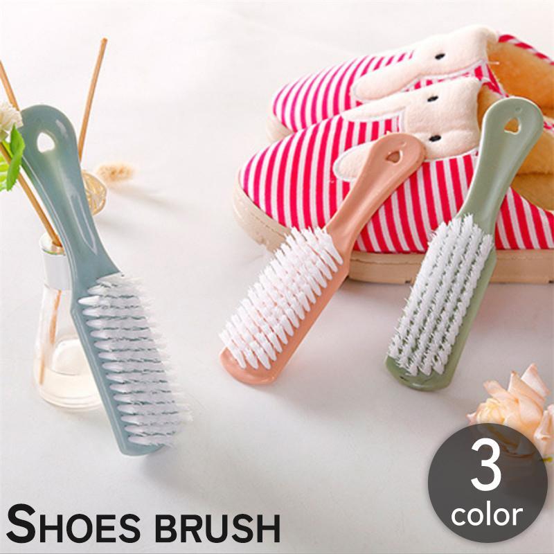 使いやすい柄付きのシューズブラシです。靴の汚れ落としにはもちろん、細かいところの掃除用にも◎※実物は画像より色が濃い目です。【サイズについて】画像をご参照ください。【素材について】PVC【カラーについて】生産ロットにより柄の出方や色の濃淡が異なる場合がございます。お使いのモニターや撮影時の光の加減などにより画像と実際の商品のカラーが異なる場合もございます。予告なしにカラーやデザインなどの変更がある場合もございます。