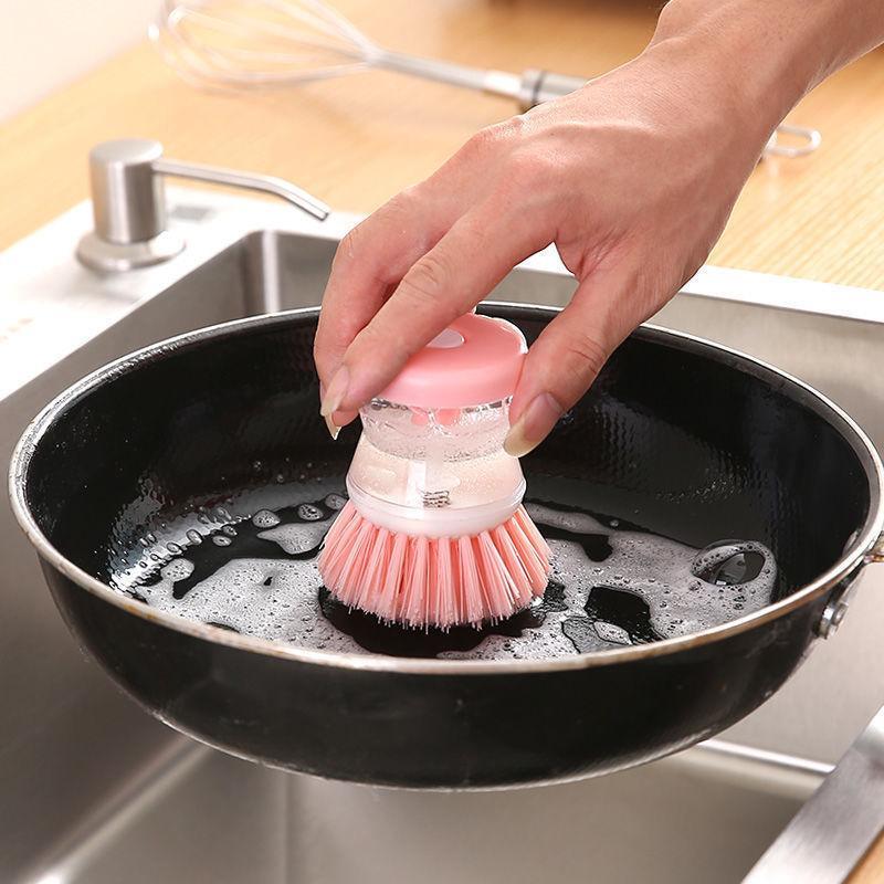 キッチンブラシ 洗剤入れ付き 2個セット 食器洗い 台所用ブラシ たわし キッチン用品 掃除 ワンプッシュ ハンディ フライパン 焼き網 時短 便利グッズ mintmode-10044340 ミントモード サンプル画像2