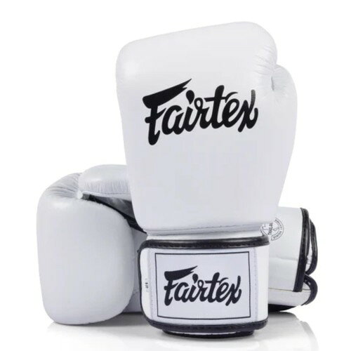 基本仕様： Fairtex（フェアテックス）製 ／ 型番：BGV1C-PLUS ／ 原産国：タイ ／ 付属品：本品のみ 素材構成： 表地：高品質マイクロファイバー ／ 内装：吸湿性ポリエステルメッシュ ／ パッディング：新型ハイフレックスフォーム ／ 留め具：面ファスナー 設計特長： 最適化グリップバー ／ 改良型サムポケット ／ カラーマッチングリストパッチ ／ バランスの取れた重量設計 性能特徴： 衝撃を分散しやすいフォーム構造 ／ エネルギー効率を考慮したパディング設計 ／ 握り込みをサポートする構造 ／ コントロール性をサポートする設計 ／ 通気性を備えた内装設計 主な用途： ミット打ち ／ スパーリング ／ サンドバッグトレーニング ／ 試合 ／ ムエタイ ／ キックボクシング ／ MMA ／ ボクシング対応