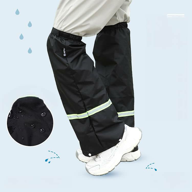 mionのベルクロ】裾調整 滑り止め 豪雨 レインレッグカバー【雨や泥はねから守る・サッと着用OK・ゴムバンド 自転車用 レッグカバー ボタン付き 園芸作業 レッグカバー 通勤通学 梅雨対策 野外 雨 男女兼用 左右兼用 収納袋付き 1足｜アングル2