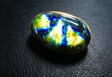 商品説明 ■商品名：★強烈なブルーシラー効果！！！★超迫力★天然A30A七彩ラブラドライト原石超巨大63g★60mm ■商品状態：新品 ■商品ランク：NEW/新品 ■仕様：★商品サイズ約:60mm*50mm*17mm ★商品重量：約63g 石の効果：肺、呼吸器、血液、神経系統 ※産地：マダガスカル共和国 ※硬さ：6～7 ※この鉱物は、カナダのラブラドル半島の海岸で最初に発見されたことから、ラブラドライトと命名されることとなりました。 ※ラブラドレッセンスの効果はよく目立って美しいためアクセサリへと加工されることも多く、市場にも多く存在しているため簡単に手に入れることができます。美しくて大きめのものは貴重なので値段も上がりますが、もしとても気に入った輝きを放つ石に出会ったときは、思い切って手に入れてみるのも良いかもしれません。 ※パワーストーンとしては、直観力や洞察力を向上させたりといった効果や、嫉妬や憎しみ、失望といった負の感情を抑えて平常心を保たせる力があるとされています。 真の友人や理解者が欲しい時や目的を完遂したい人に・直感力・記憶力の向上； ■商品番号：D1110