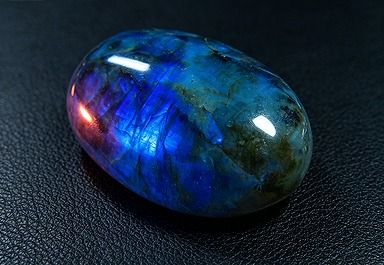 商品説明 ■商品名：★強烈なブルーシラー効果！！！★超迫力★天然A30A七彩ラブラドライト原石超巨大95g★75mm ■商品状態：新品 ■商品ランク：NEW/新品 ■仕様：★商品サイズ約:75mm*45mm*20mm ★商品重量：約95g 石の効果：肺、呼吸器、血液、神経系統 ※産地：マダガスカル共和国 ※硬さ：6～7 ※この鉱物は、カナダのラブラドル半島の海岸で最初に発見されたことから、ラブラドライトと命名されることとなりました。 ※ラブラドレッセンスの効果はよく目立って美しいためアクセサリへと加工されることも多く、市場にも多く存在しているため簡単に手に入れることができます。美しくて大きめのものは貴重なので値段も上がりますが、もしとても気に入った輝きを放つ石に出会ったときは、思い切って手に入れてみるのも良いかもしれません。 ※パワーストーンとしては、直観力や洞察力を向上させたりといった効果や、嫉妬や憎しみ、失望といった負の感情を抑えて平常心を保たせる力があるとされています。 真の友人や理解者が欲しい時や目的を完遂したい人に・直感力・記憶力の向上； ■商品番号：D1117