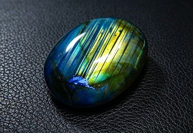 商品説明 ■商品名：★強烈なブルーシラー効果！！！★超迫力★天然A30A七彩ラブラドライト原石超巨大57g★50mm ■商品状態：新品 ■商品ランク：NEW/新品 ■仕様：★商品サイズ約:50mm*40mm*23mm ★商品重量：約57g 石の効果：肺、呼吸器、血液、神経系統 ※産地：マダガスカル共和国 ※硬さ：6～7 ※この鉱物は、カナダのラブラドル半島の海岸で最初に発見されたことから、ラブラドライトと命名されることとなりました。 ※ラブラドレッセンスの効果はよく目立って美しいためアクセサリへと加工されることも多く、市場にも多く存在しているため簡単に手に入れることができます。美しくて大きめのものは貴重なので値段も上がりますが、もしとても気に入った輝きを放つ石に出会ったときは、思い切って手に入れてみるのも良いかもしれません。 ※パワーストーンとしては、直観力や洞察力を向上させたりといった効果や、嫉妬や憎しみ、失望といった負の感情を抑えて平常心を保たせる力があるとされています。 真の友人や理解者が欲しい時や目的を完遂したい人に・直感力・記憶力の向上； ■商品番号：D1122