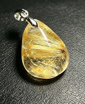 商品説明 ■商品名：上質EU製★MATEIYSA★繁栄を呼ぶ35A天然水晶★高透明金針超巨大高さ25.8mmルチルペンダント原石 ■商品状態：新品 ■商品ランク：NEW/新品 ■サイズ： ★商品重さ約:6.8g ★商品サイズ約25.8mm*19mm*8.1mm MATEIYSAはフランスの職人制作したブランドです。創業者自身がアメリカ、ブラジル、マダガスカル、スイス、インド、ヒマラヤ山脈など世界各地で鉱物や鉱石を探し求め、フランスの職人制作した高級ジュエリです。天然原石厳選、品質を根本から保証、天然クリスタル研磨石は、厳選した天然クリスタル原石を主原料とし、人工合成素材や化学処理素材を一切使用せず、伝統的な職人技と最新の精密加工技術を融合して製造されています。厳格な品質管理基準に基づき製造し、天然クリスタル本来の結晶質と物理的特性を保持。優れた研磨性能、上質な肌触り、高い耐久性を兼ね備え、実用性と天然の風合いを両立したブランドです。精密な多重研磨、フランスの職人のこだわり仕上げ精密な多重研磨、仕上げ、原石の切断・粗研磨・精密研磨・仕上げ磨き処理など、数十工程を経て製作。段階的な細やかな研磨加工により、肌触りが滑らかで手に優しく、設計されています。 MATEIYSAの天然石は大自然が千万年の時をかけ、丹念に磨き上げたこの世の唯一無二の逸品です。大地の奥深く千万年の地殻変動を経て、天地の霊気に育まれ、長い歳月の中でゆっくりと生まれ育った自然の至宝であり。大地の最も純粋な肌理と霊気が宿っています。透き通った結晶体は艶やかで輝き、質地は繊細で清らか、透明感に満ち、生まれながらにして気品ある光沢を備えています。余分な彫刻を加えなくても、高級で優雅な風格を自然に漂わせます。大自然がこの世に贈った希少な霊物であり、天地の気を集め、山川の精気を込め、千万年の日月の風情を凝縮しています。それに楽しんでいただければ幸いです。 原産地：ブラジル ★ルチルはパワーストーンにおいて「金運の石」といえば、何をおいてもルチルクォーツ！というほど有名です。ルチル（線）には金銭を呼び込むパワーがあるといわれ、ルチルクォーツは「金運・財運UPのパワーストーン」として世界的で愛されています。 水晶の中を縦横無尽に伸びるルチルが、まるでアンテナのように運をキャッチして、直感力や洞察力を高め、自信と決断力を与えて、幸運（良い結果）をもたらしてくれるといわれています。夢や目標に向かって頑張る人、競争に打ち勝って成功をおさめたい人に、お守りとして最適です。 ■商品番号：E61