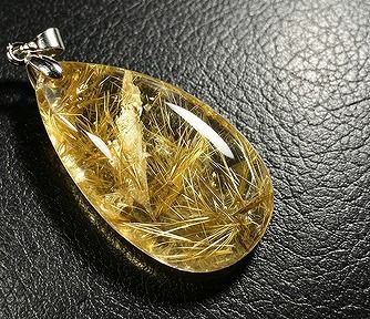 ディ・ヴィルト・ブリッジの【新品】 天然石（原石） 上質EU製★MATEIYSA★繁栄を呼ぶ35A天然水晶★高透明金針超巨大高さ33.9mmルチルペンダント原石 E68｜アングル3