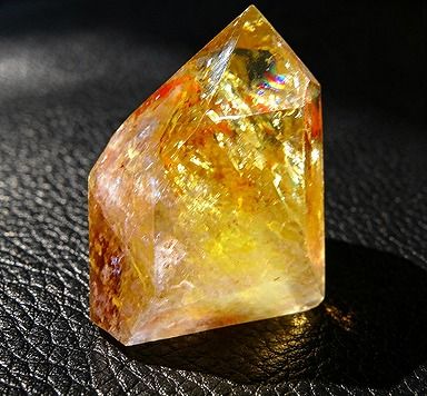 商品説明 ■商品名：絶品★超迫力★限定品★天然水晶高透明35Aシトリン六角柱超巨大★113g★60mm ■商品状態：新品 ■商品ランク：NEW/新品 ■仕様：★商品重量：約113g ★商品サイズ約:60mm*45mm ※透明な水晶の中でも特に黄色を帯びたものをシトリン（黄水晶）といい、その名前の由来は柑橘類の果物であるシトロンの果実の色から来ています。ほとんどがブラジルで採掘されますが、チリ、メキシコ、ベトナム、マダガスカルなどでも採掘されています。 ※オパールと同じく11月の誕生石とされていて、その黄色く美しい外観は黄金につながるとされ、商売繁栄や富を引き寄せ豊かさをもたらすと言われています。また暖かみのある色から、悲しみやストレスから心を開放し、自信を取り戻す力があるとされています. ■商品番号：D1214