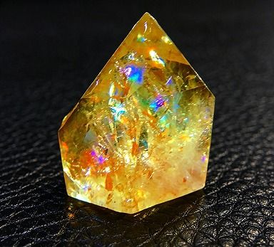 商品説明 ■商品名：絶品★超迫力★限定品★天然水晶高透明35Aシトリン六角柱超巨大★38g★38mm ■商品状態：新品 ■商品ランク：NEW/新品 ■仕様：★商品重量：約38g ★商品サイズ約:38mm*35mm ※透明な水晶の中でも特に黄色を帯びたものをシトリン（黄水晶）といい、その名前の由来は柑橘類の果物であるシトロンの果実の色から来ています。ほとんどがブラジルで採掘されますが、チリ、メキシコ、ベトナム、マダガスカルなどでも採掘されています。 ※オパールと同じく11月の誕生石とされていて、その黄色く美しい外観は黄金につながるとされ、商売繁栄や富を引き寄せ豊かさをもたらすと言われています。また暖かみのある色から、悲しみやストレスから心を開放し、自信を取り戻す力があるとされています. ■商品番号：D1218