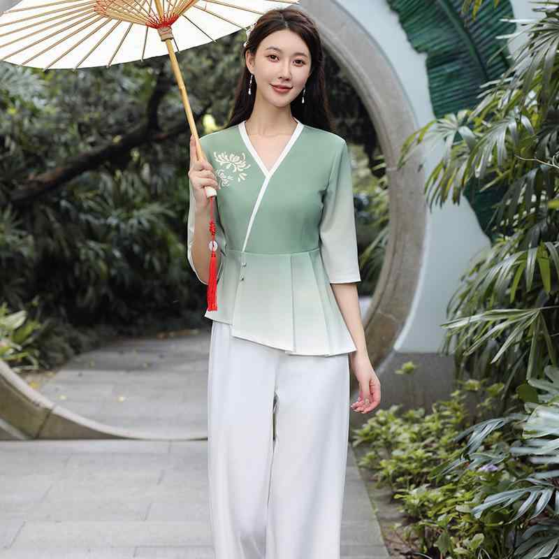 ・用途: 行政・司法制服・性別: 女性・カテゴリ: ウェア・機能: 吸湿速乾・丈: 長ズボン・主な素材: ポリエステル・カラー展開: ブルーパンツ、グリーンパンツ、ブルーシャツ、グリーンシャツ、ホワイトパンツ・サイズ展開: S、M、L、XL、XXL、XXXL・主な素材割合: 90%-95%・袖タイプ: シャツスリーブ・袖丈: 五分袖・ネックライン: Vネック