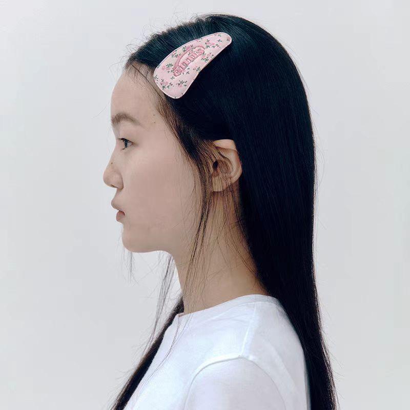 ・カテゴリ: ヘアアクセサリー・スタイル: 清新フェミニン・デザイン: 紋格刺繍文字・加工: 刺繍・種類: BBクリップ・カラー展開: 小花柄ピンク.小花柄グリーン・対象: レディース