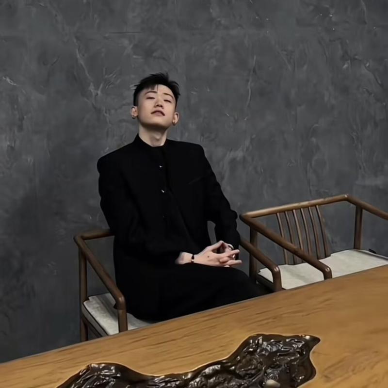・製品カテゴリ: 中山装・対象年齢: 24-35歳・素材: 綿類混紡・主な素材: 綿70%以上・シーン: カジュアル・ディテール: 纽扣装饰（ボタン装飾）・工艺: ニット・カラー: ブラック-339・サイズ: S, M, L, XL, 2XL, 3XL, 4XL, 5XL・風・適用性別: 男