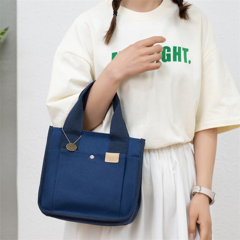・カラー展開: カーキ, ダークブルー, ブラック, グリーン, オフホワイト, ライトカーキ, グレー・スタイル: ストリート・主な素材: 帆布・バッグスタイル: トートバッグ・デザイン要素: ステッチ・裏地素材: 帆布・形状: 縦型スクエア・開閉タイプ: ファスナー・内側ポケット: 携帯ポケット, ドキュメントポケット・外側ポケット: 立体ポケット・用途: 普段使い