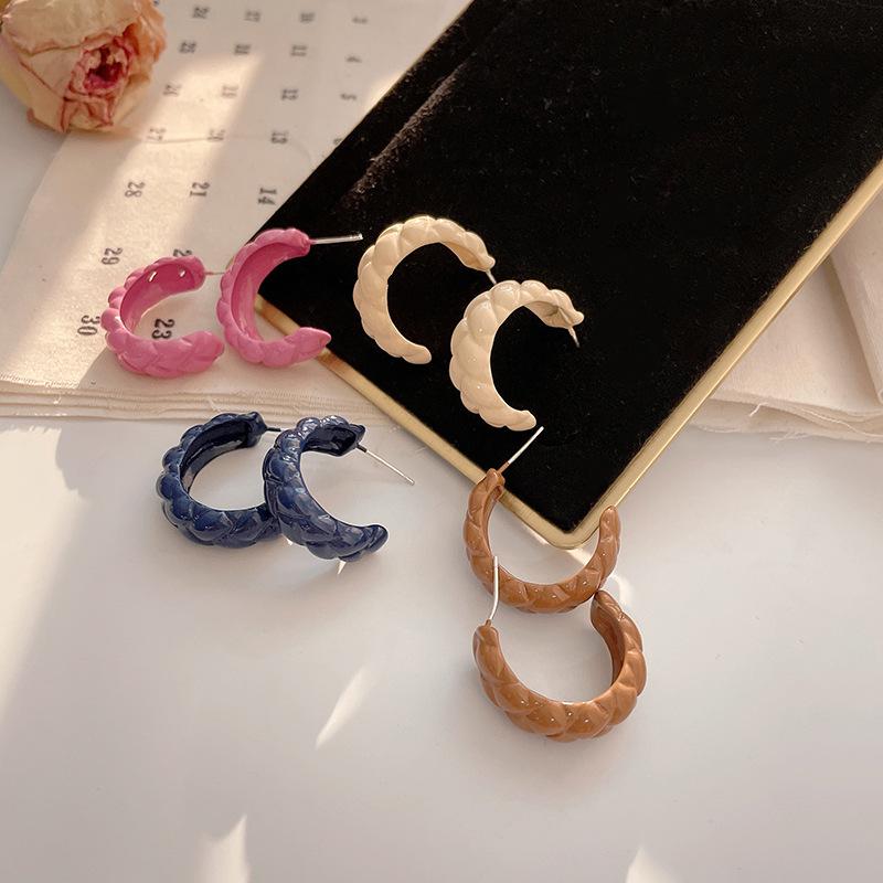 ・製品カテゴリ: 耳飾・スタイル分類: 清新甜美・素材: 金属・形状: 文字・加工: 滴油・流行要素: 丸型・対象: 女性・カラー展開: ローズレッド.ブルー.ベージュ.カーキ