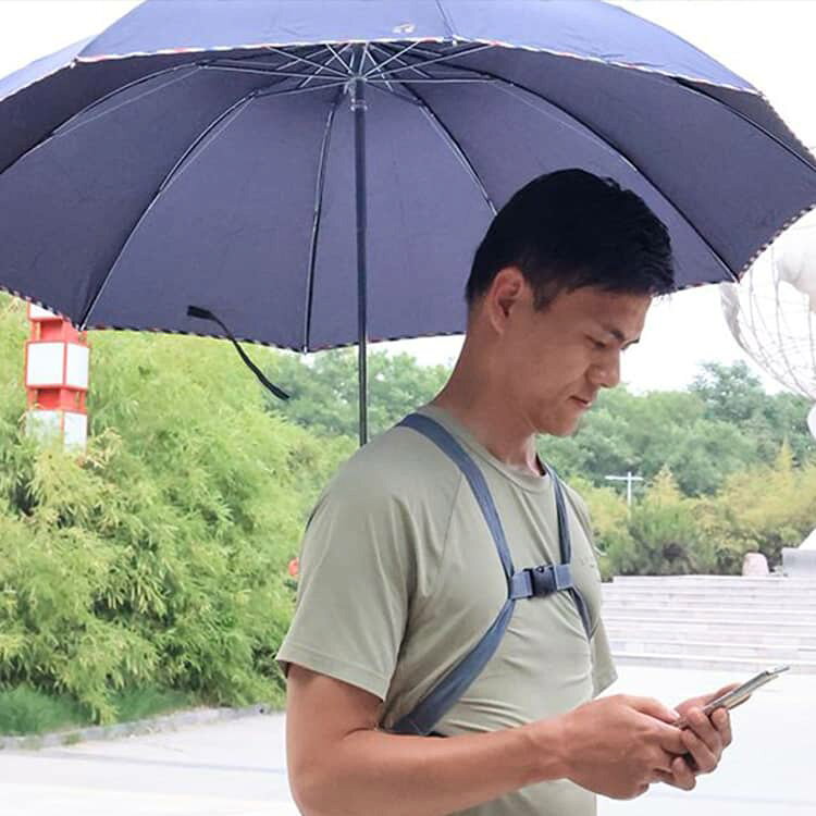 クレアガールの傘ホルダー ハンズフリー 傘スタンド 旅行 アウトドア 後ろ掛け 雨傘 抱っこ紐 登山 手ぶら 傘ホルダー 釣り 日傘 両手があく 前掛け 通勤 通学 傘固定 農作業 散歩 ベビーカー 雨対策 撮影 日除け リュック不要 送料無料 軽量 傘サポーター 雨の日｜アングル3