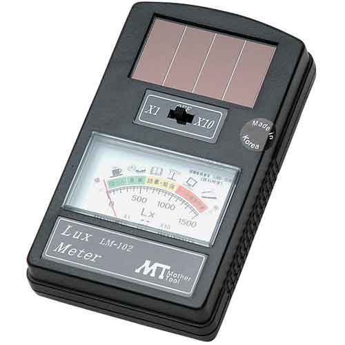 【用途】簡易照度計。【機能・特徴】アモルファスソーラー電池を使用しています。【仕様】●測定範囲：0〜15、000Lux。●受光センサ：アモルファスソーラー電池。●サイズ：63(W)×105(H)×25(D)mm。●重量：約70g。　