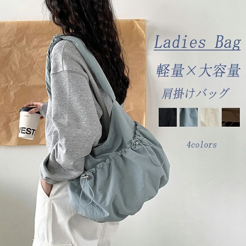 高い機能性と収納力。毎日持ちたい、毎日持ってほしいバッグです。シンプルで飽きの来ないデザインで気が付けばいつも持ち歩いてしまいます。大きすぎず小さすぎないちょうどいいサイズ感コンパクトなのに軽くて大容量。頼りになるアイテムです。ペットボトルや折りたたみ傘など必需品が楽々収納でき、しかもバッグの形が崩れないのが嬉しい軽量設計でどのバッグよりも軽い！お荷物が多い方にこそ持って頂きたいバッグです。シンプルなデザイン、落ち着いたカラーはデイリーバッグ、通勤バッグ、旅行バッグなど色んなシーンで 活躍してくれます。シンプルなのにオシャレでカッコイイ！さらに機能性と使いやすさも考え抜いて作り上げました。ポケットが多いので整理整頓に便利。小物が迷子にならなくて必要な時にすぐ取り出せます。【品名】斜めがけ軽量ナイロン ショルダーバッグ【素材】表地 ナイロン【裏地】ポリエステル100％【サイズ】画像通り【重さ】310g【バッグ開閉】ボタン開閉防水加工が施されていますが長時間濡れた状態が続きますと鞄の中まで 浸透する恐れがありますので、ご注意ください。ロットによっては裏地の色などが変わることがございます。