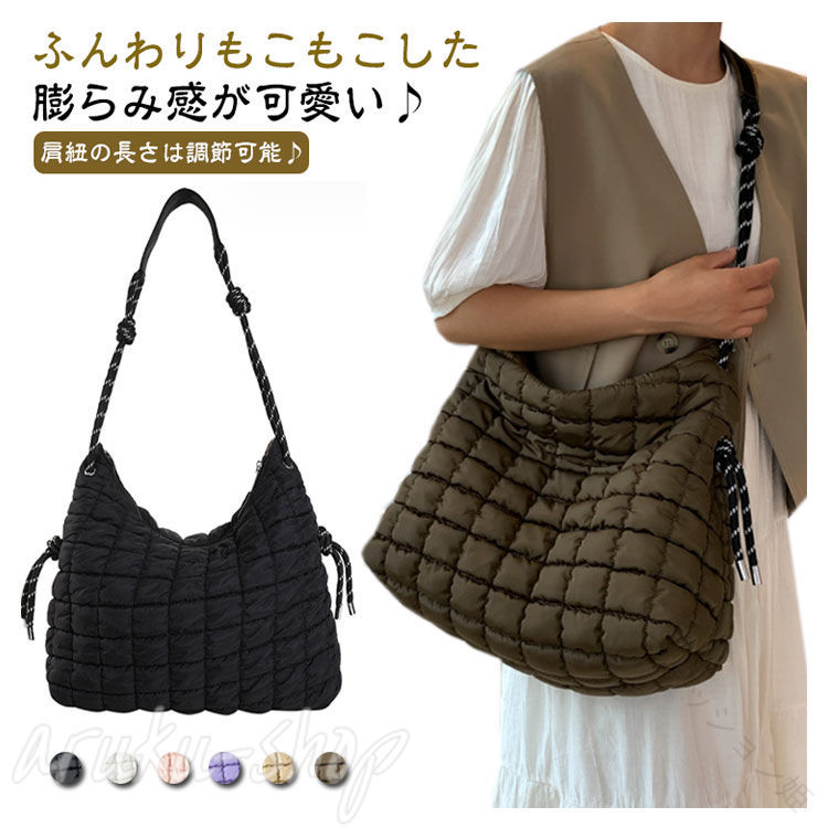 ふんわりもこもこした膨らみ感が可愛い♪中綿入りのキルティング素材は軽量で柔らかい。肩紐の長さは調節可能♪肩掛けも斜め掛けもできます。ファスナーでの開閉、内側に小ポケットあり、小物も細かく収納でき、便利で多様に活躍出来るバッグ。マチもしっかりあるから、見た目以上の収納力！マザーズバッグとしてもお勧め。通勤、通学、お買い物等どんなシーンでも使えるユーティリティバッグです。 サイズFサイズについての説明F　幅(上）43*幅（底）38*高さ35*マチ18cm 重さ：0.32kg ※サイズ表の実寸法は商品によって1-3cm程度の誤差がある場合がございます。素材ポリエステル色ブラック ホワイト ピンク パープル キャメル ブラウン備考 ●サイズ詳細等の測り方はスタッフ間で統一、徹底はしておりますが、実寸は商品によって若干の誤差(1cm〜3cm )がある場合がございますので、予めご了承ください。 ●商品の色は、撮影時の光や、お客様のモニターの色具合などにより、実際の商品と異なる場合がございます。あらかじめ、ご了承ください。●製品によっては、生地の特性上、洗濯時に縮む場合がございますので洗濯時はご注意下さいませ。▼色味の強い製品によっては他の衣類などに色移りする場合もございますので、速やかに（脱水、乾燥等）するようにお願いいたします。 ▼生地によっては摩擦や汗、雨などで濡れた時は、他の製品に移染する恐れがございますので、着用の際はご注意下さい。▼生地の特性上、やや匂いが強く感じられるものもございます。数日のご使用や陰干しなどで気になる匂いはほとんど感じられなくなります。 【原産国／製造国: 中国】 .キルトバッグ ショルダーバッグ 超軽量 キルティング 鞄 かばん ワンショルダー 肩掛けバッグ トートバッグ 大容量 レディース。ふわふわ 軽い マザーズバッグ 通勤 斜め掛けバッグ 大きめ A4 無地で使いやすいバッグです。通学 お買い物 旅行 お出かけ サブバッグ 収納力 デイリーバッグ レディースバッグ おしゃれ シンプル 人気 おすすめランキング ギフトにも。。 指定された配送時間は承っておりません。【ファッション姫】